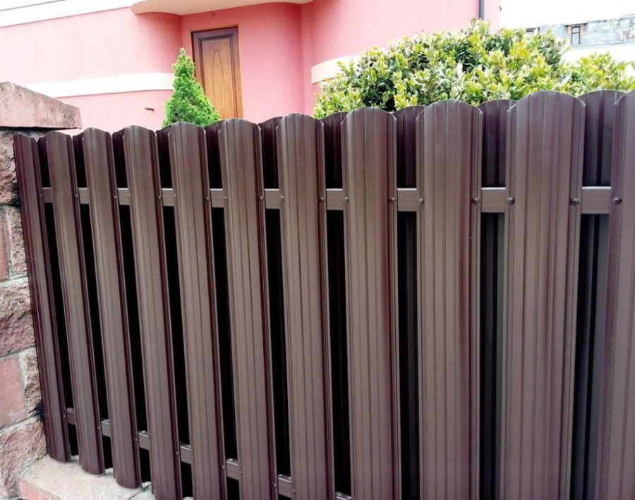 Metal çitli kör çit