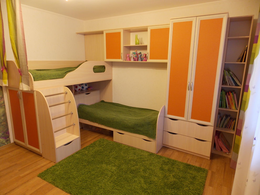Armoire avec portes orange dans la chambre pour deux enfants