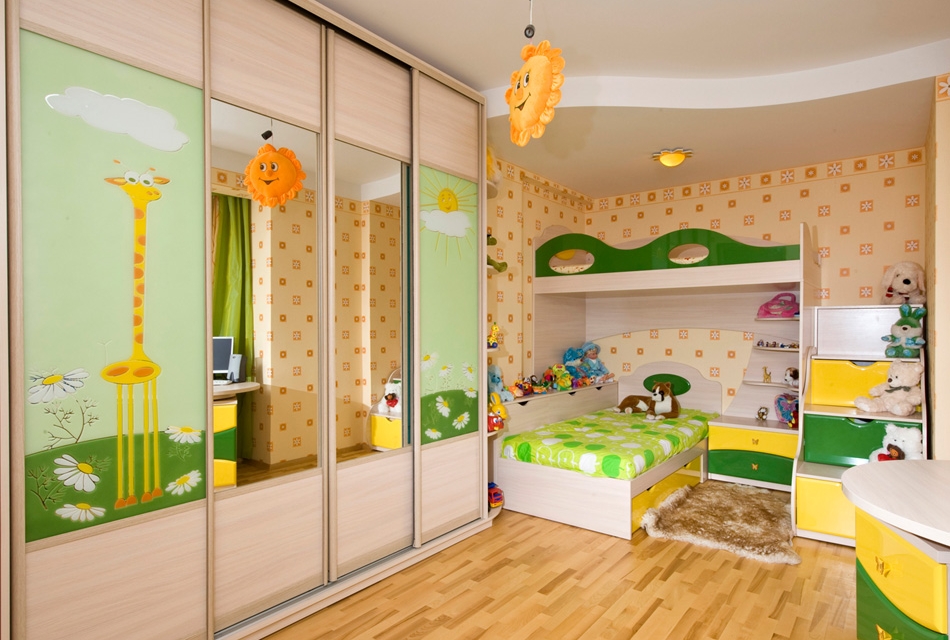 Csúszó szekrények heteroszexuális gyermekek számára egy szobában