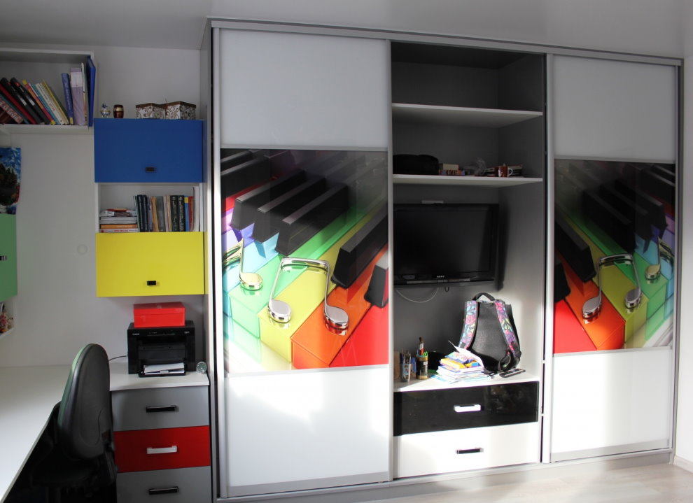 Sliding wardrobe with a photo printing for the teenager