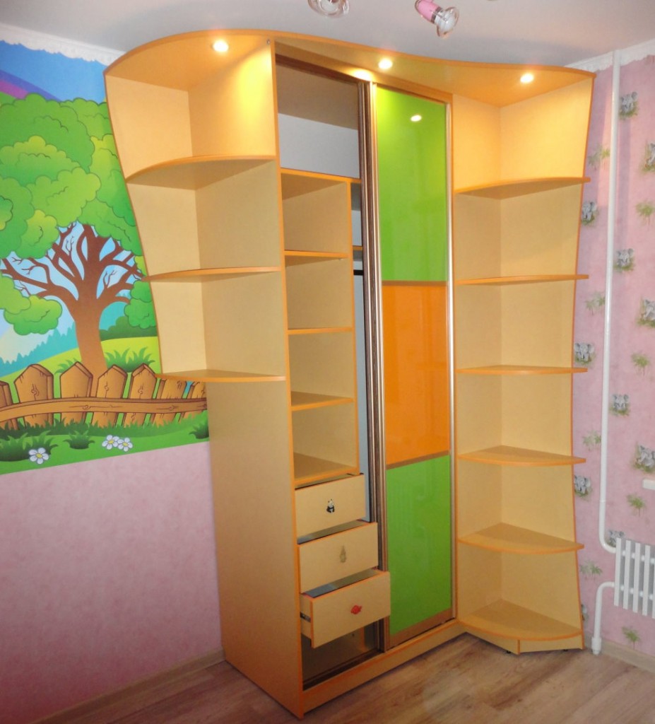 Children's wardrobe with illumination