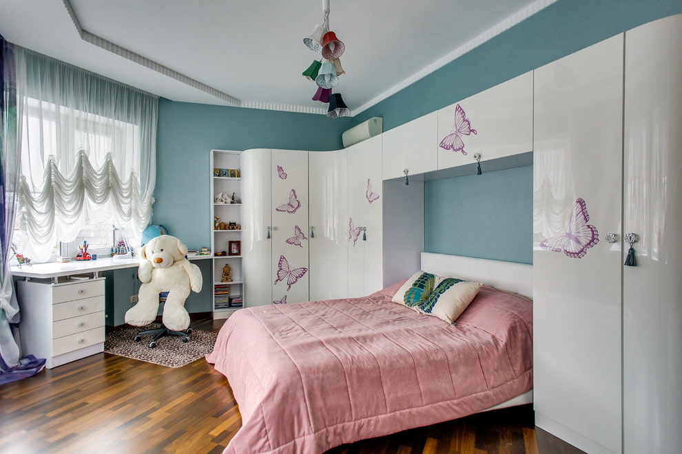 Růžová přikrývka na posteli v dětském pokoji
