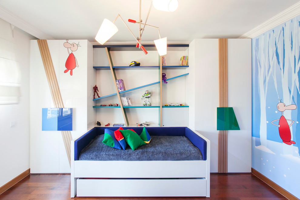 Symetrické uspořádání skříní v dětském pokoji