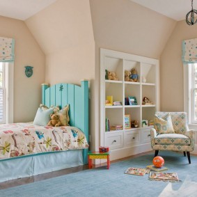 Modrý koberec na podlaze v dětském pokoji
