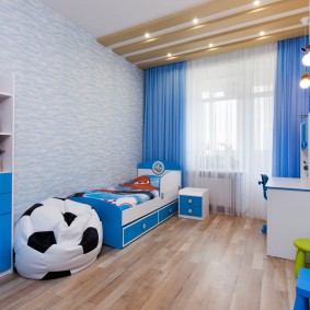 Culoare albastră în interiorul unei camere pentru copii