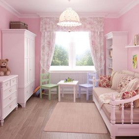 Rozā krāsa meitenes istabas interjerā