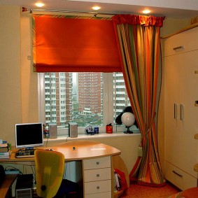 Desk ng schoolboy sa harap ng isang window sa isang apartment
