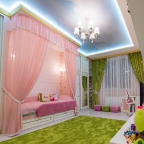 Růžový baldachýn nad dívčí postelí