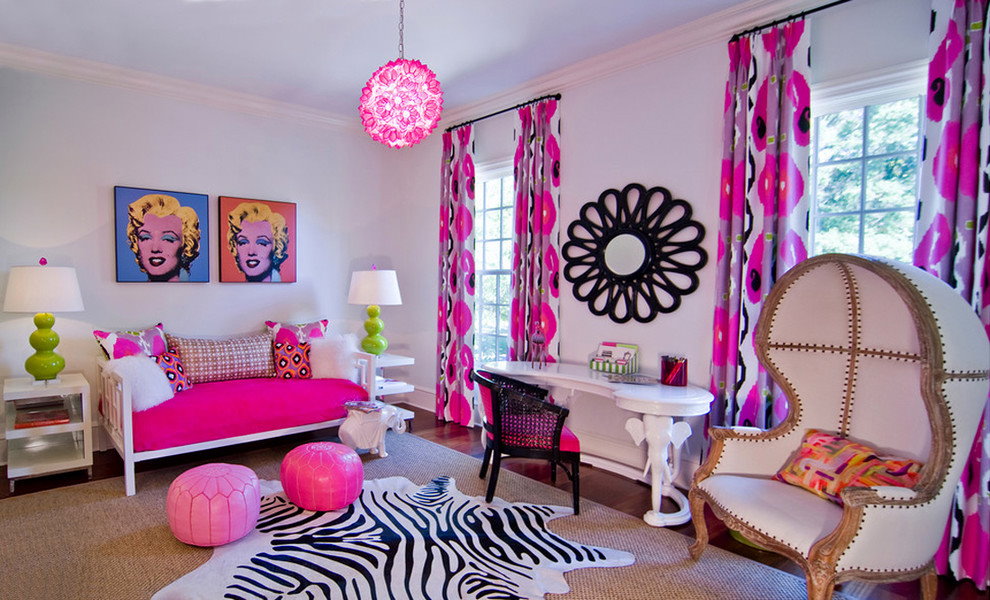 Rozā dīvāns bērnu istabā ar skaistiem aizkariem