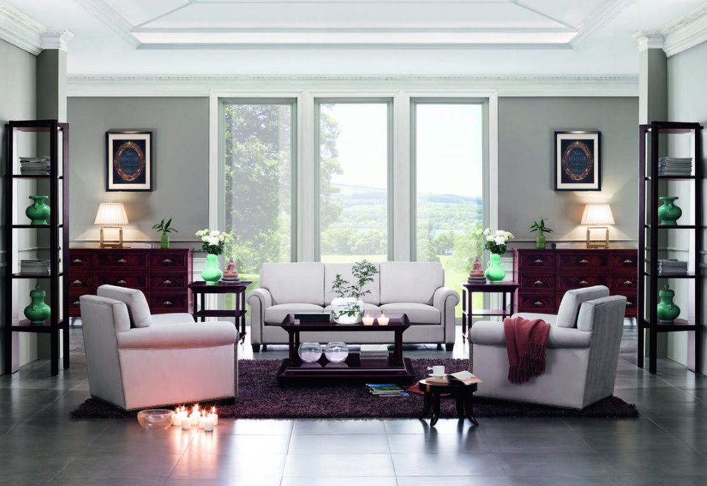 A bútorok szimmetrikus elrendezése a klasszicista stílusú teremben