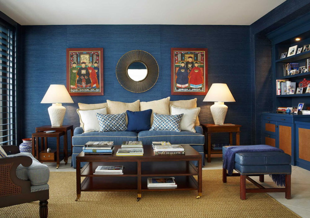 Trần phòng khách màu trắng với giấy dán tường màu xanh