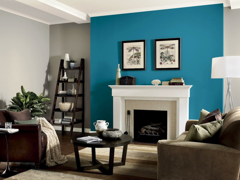 Pinturas en una pared azul en la sala de estar