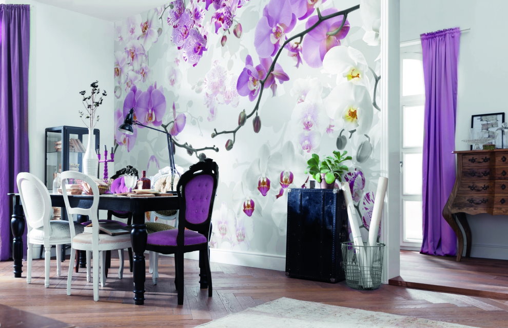 Beautiful wallpaper in the living room dining group