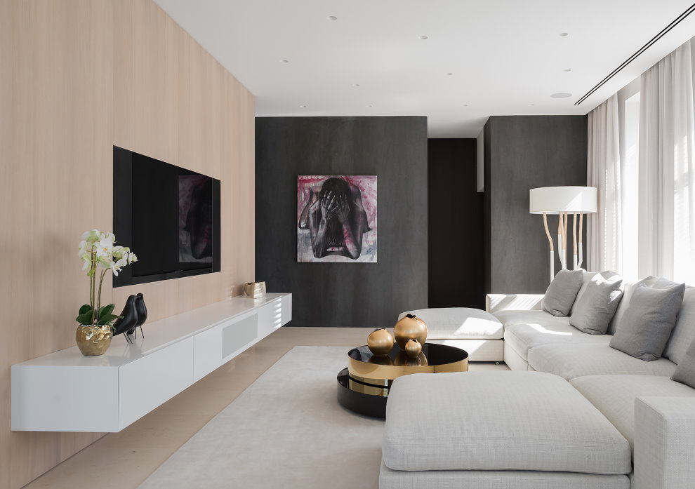 Különböző színű falak egy modern stílusú nappali