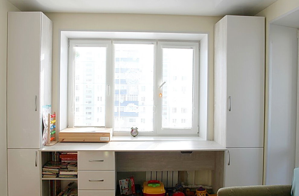 Disposició del lloc de treball d’un estudiant davant d’una finestra d’un apartament