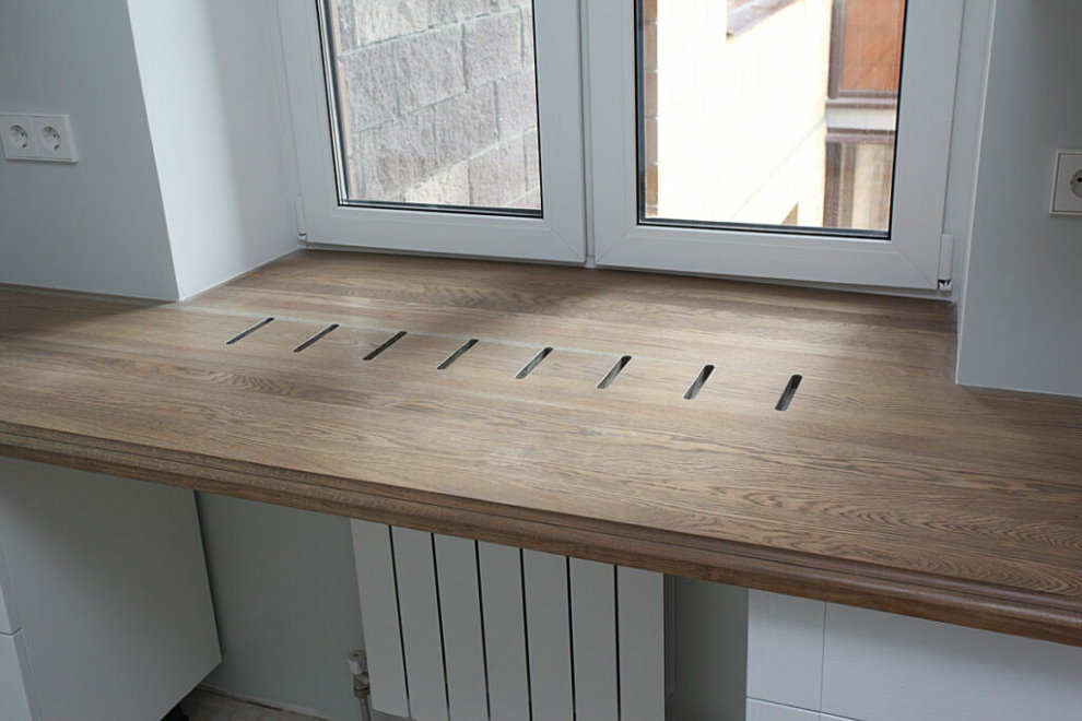 Drevený prahový stôl s otvormi nad chladičom