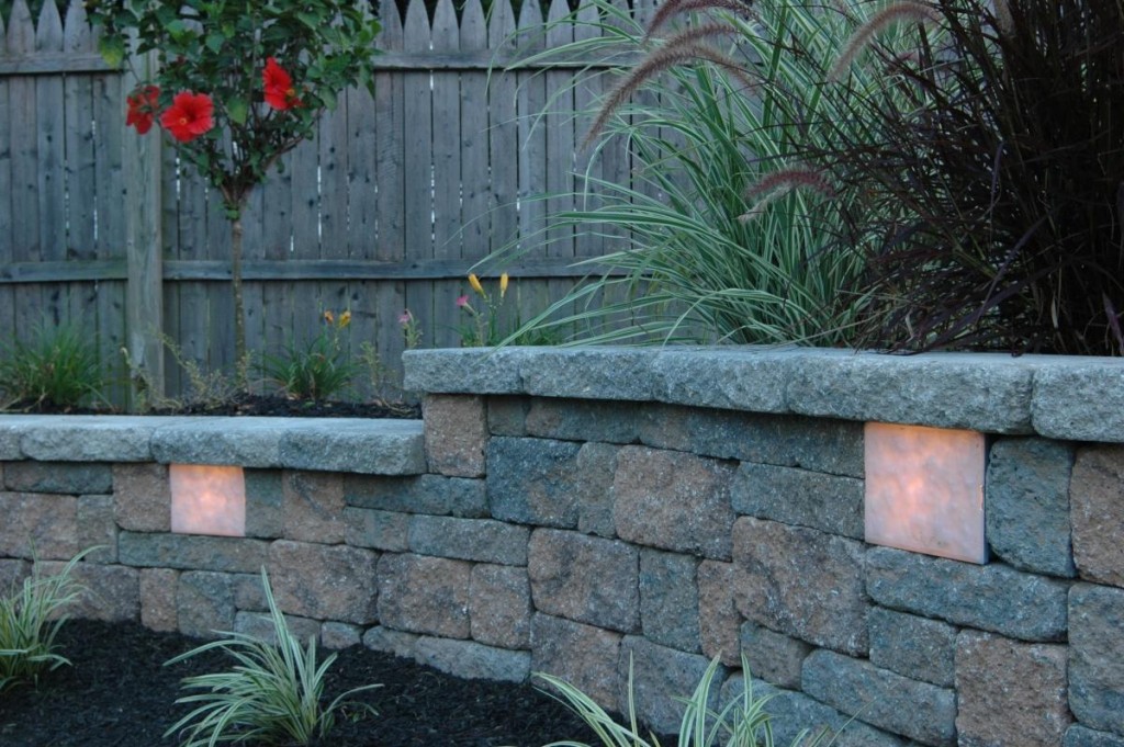 Luminaires in a retaining wall made of natural stone