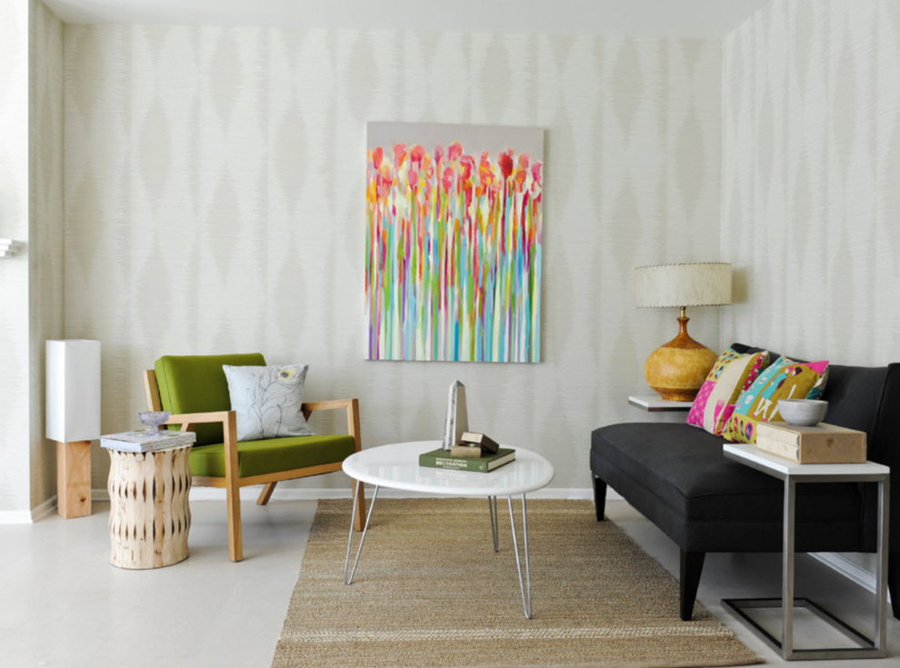 Pequeña sala de estar con papel pintado de color claro
