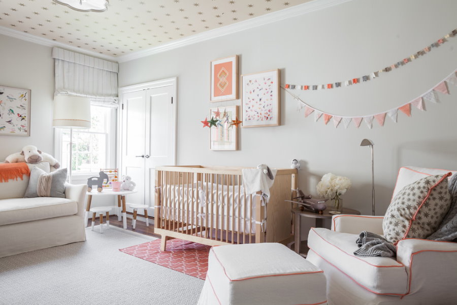 Lehký koberec v místnosti pro novorozence