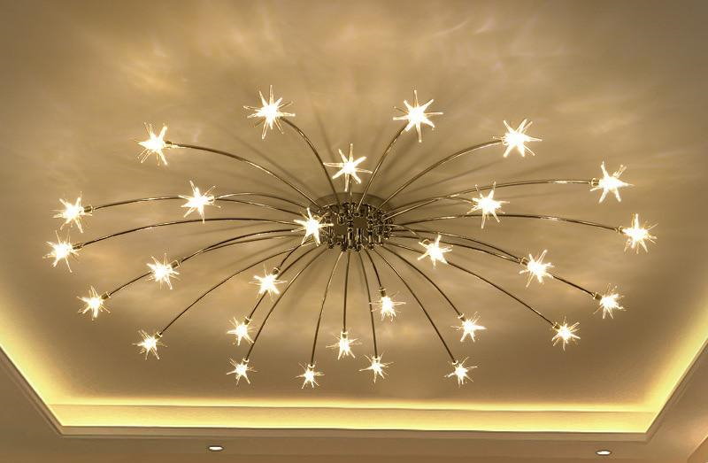 LED csillár a folyosón nyújtható mennyezeten