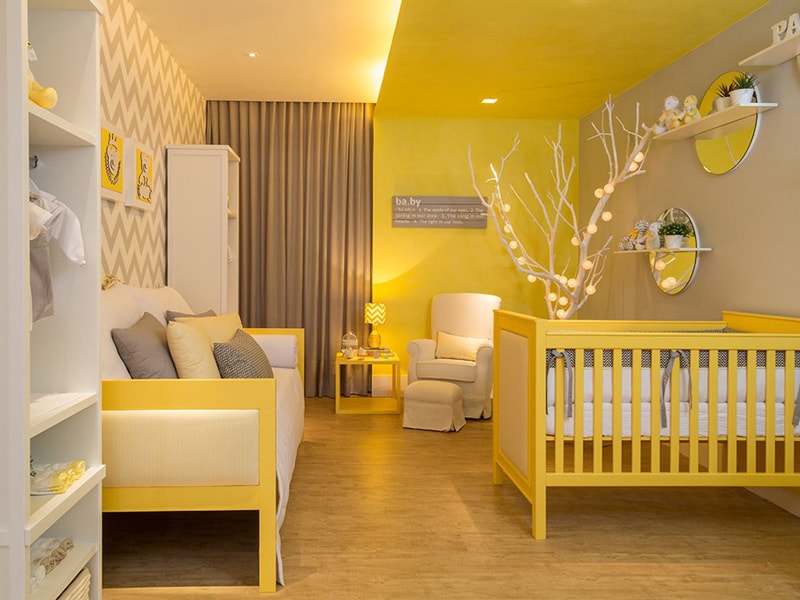 Giường cũi màu vàng trong phòng trẻ em