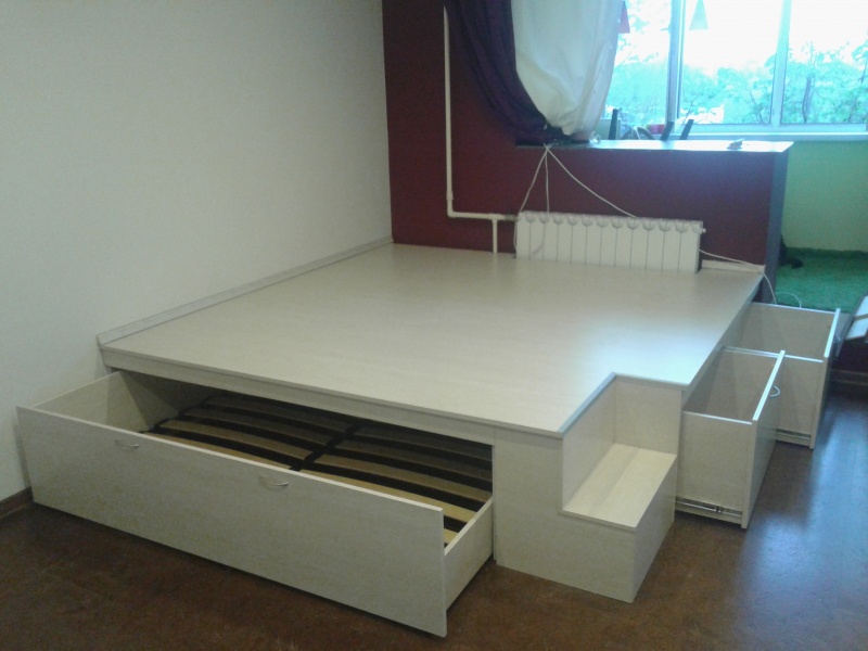 Podium de colț în alb cu un pat și sertare