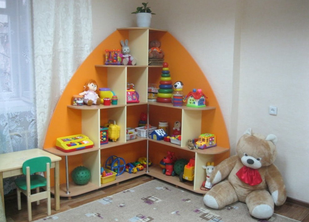 Rack d'angle dans une chambre d'un enfant d'âge préscolaire.