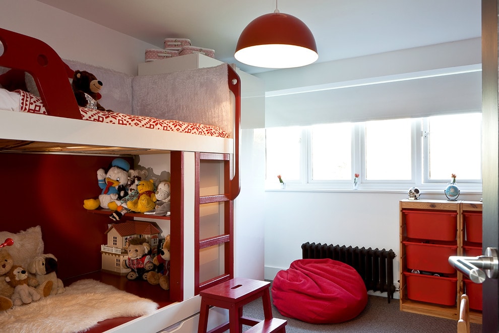 Đồ đạc đơn giản trong phòng ngủ của trẻ em