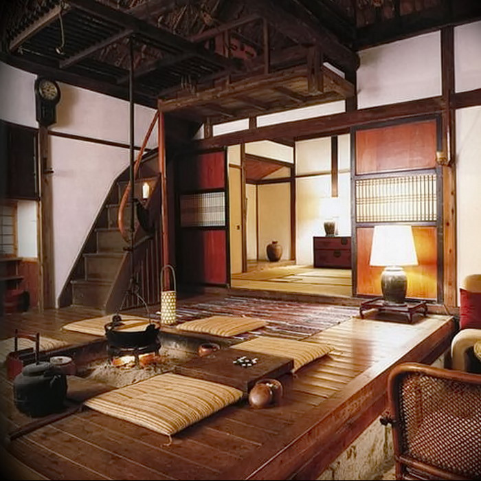 Ett litet vardagsrum i ett japanskt hus