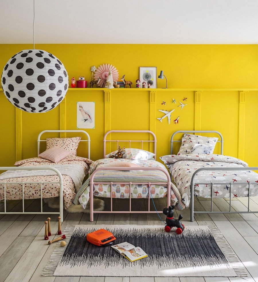 Sarı duvarın yanında çocuk yatakları