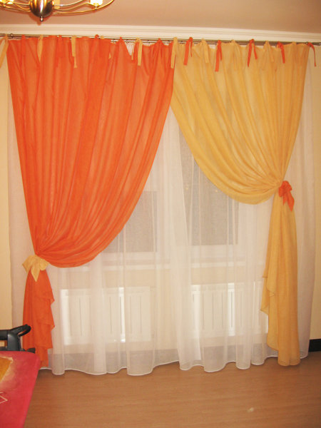 Rèm cửa màu vàng cam trong phòng của cô gái