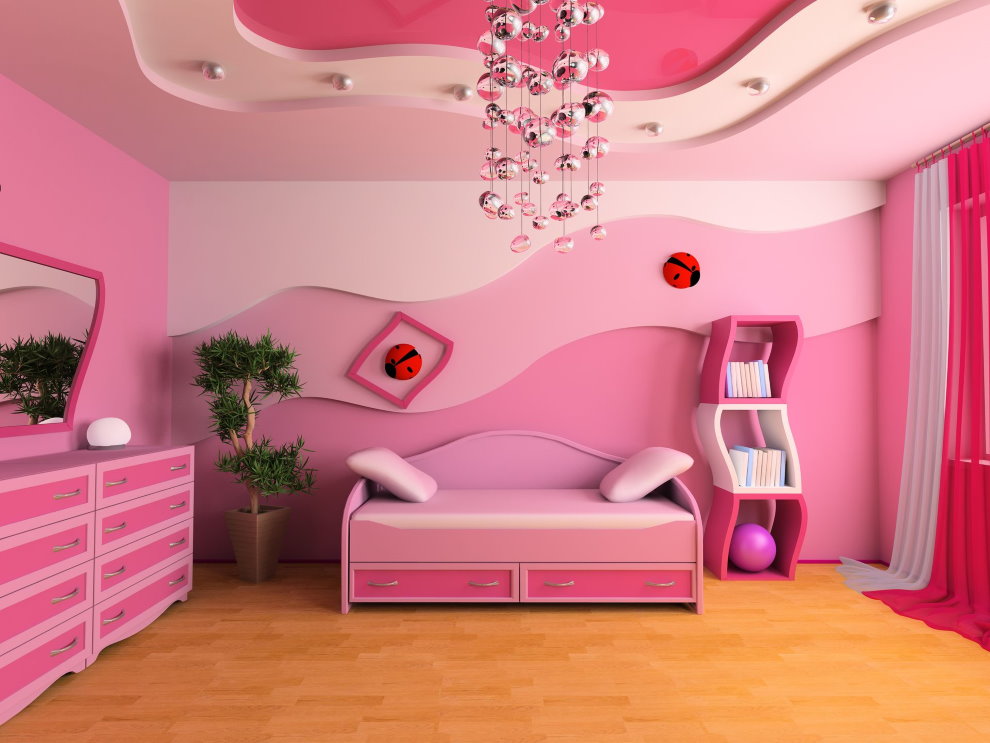 Lampa cu pandantive cromate pe tavanul roz