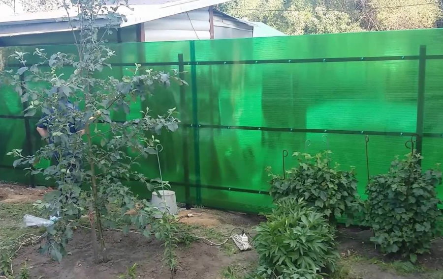 Yeşil polikarbonat çit