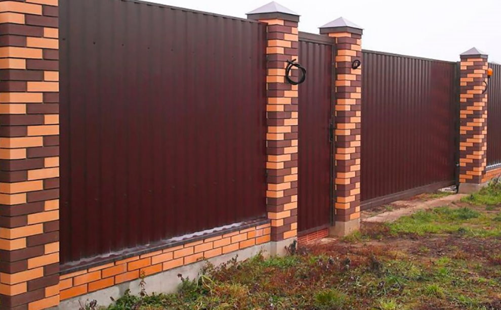 Fence with multicolored brick pillars