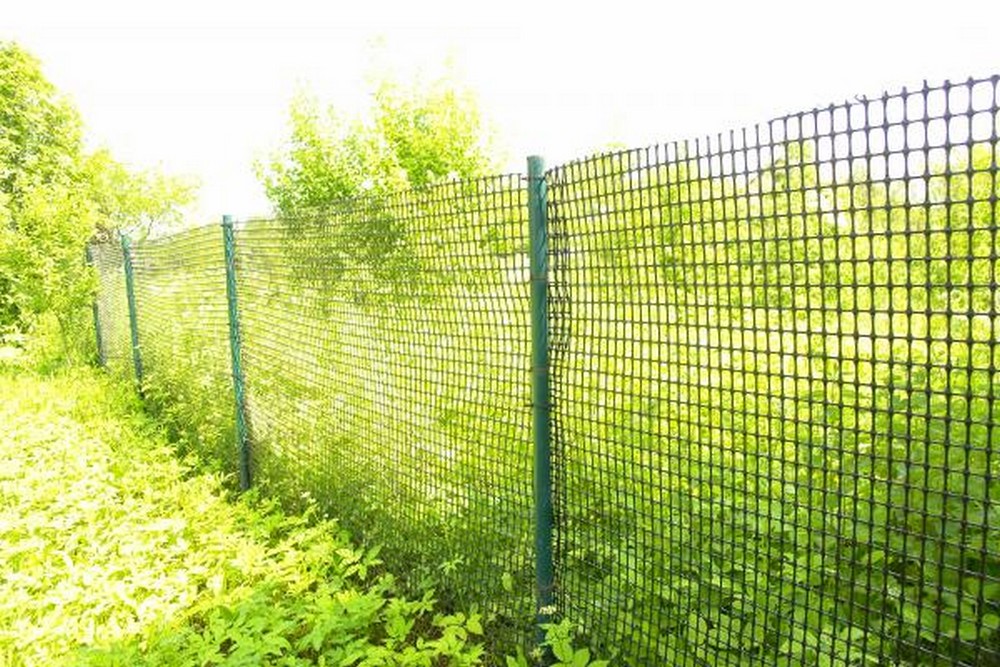 شبكة بلاستيكية خضراء بدلا من السياج المعتاد
