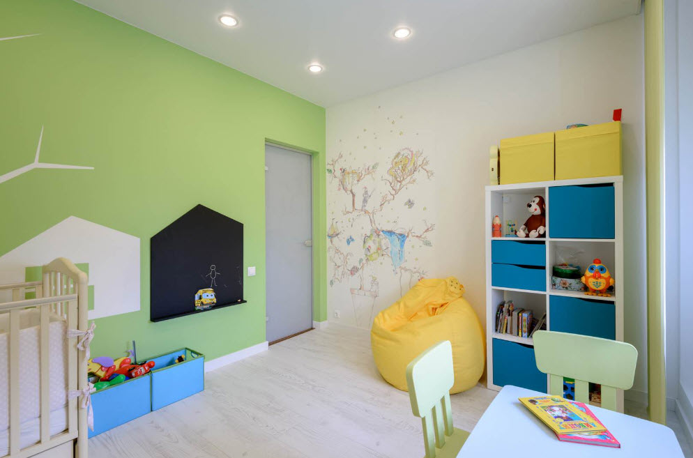 Küçük bir çocuk için açık yeşil oda duvar