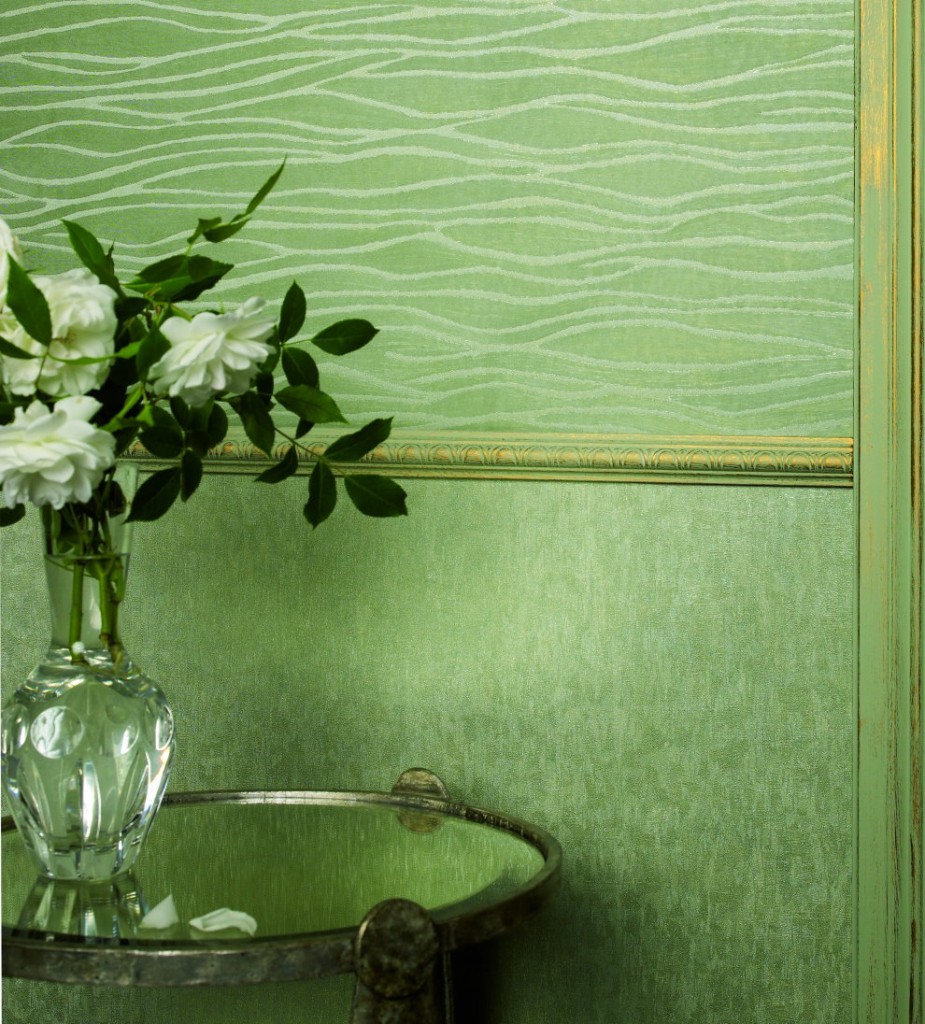 Ένας επιτυχημένος συνδυασμός πράσινης μη υφαντής ταπετσαρίας στον τοίχο της αίθουσας