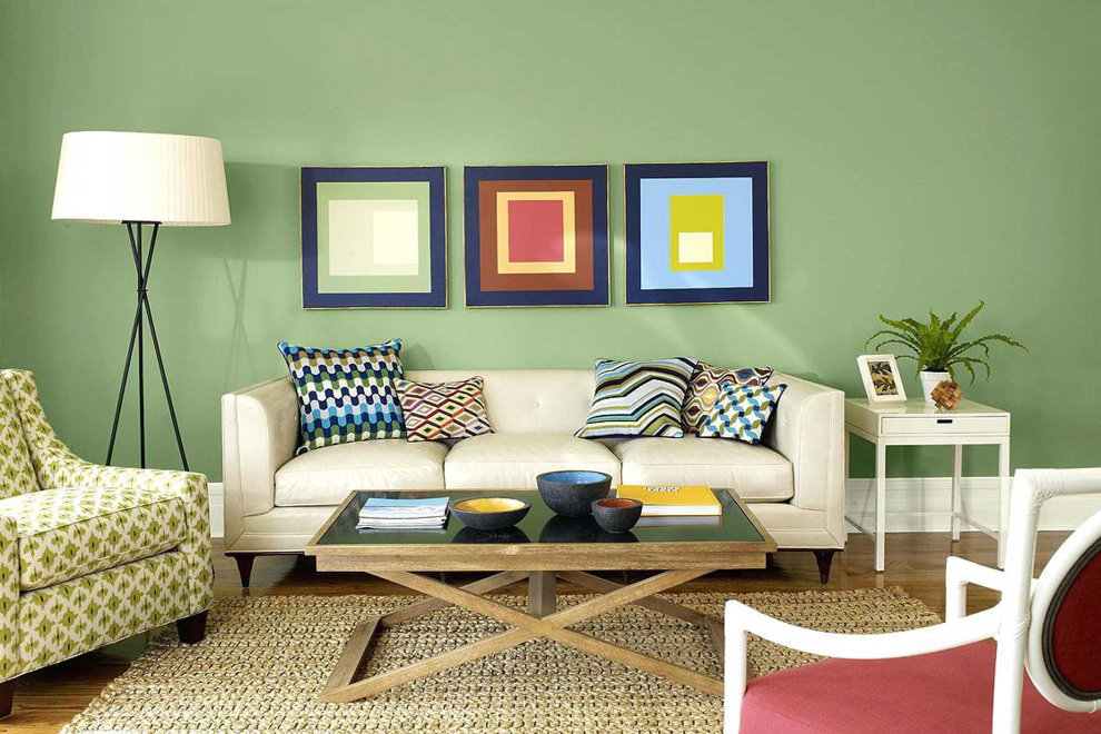 Zelené steny v obývacej izbe