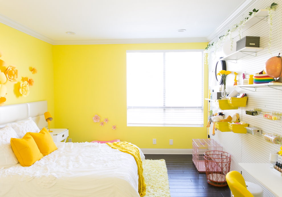 Phòng màu vàng và trắng cho một cô gái