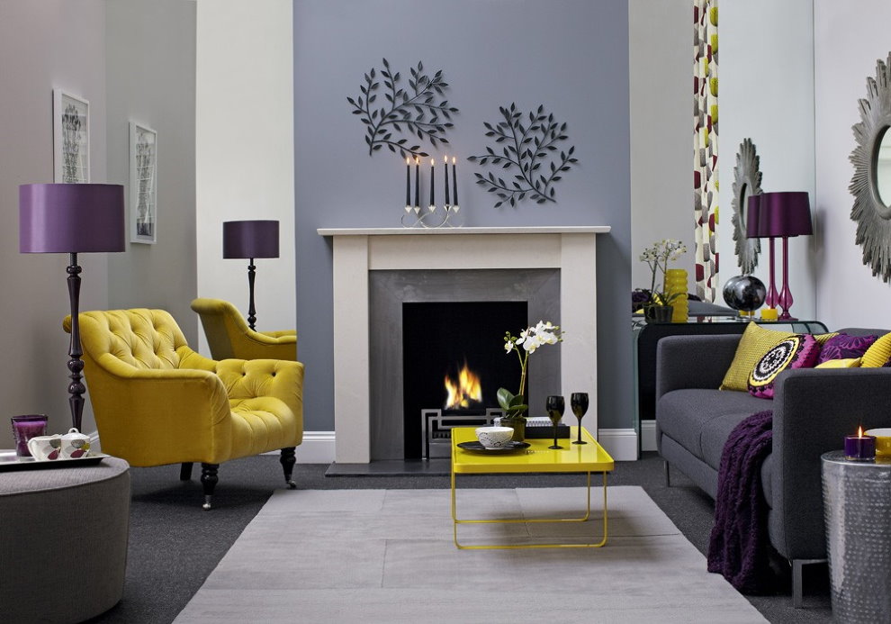 Butaca de color groc a la sala amb una llar de foc decorativa