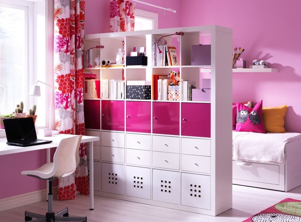 Rayonnage blanc dans une pièce aux murs roses