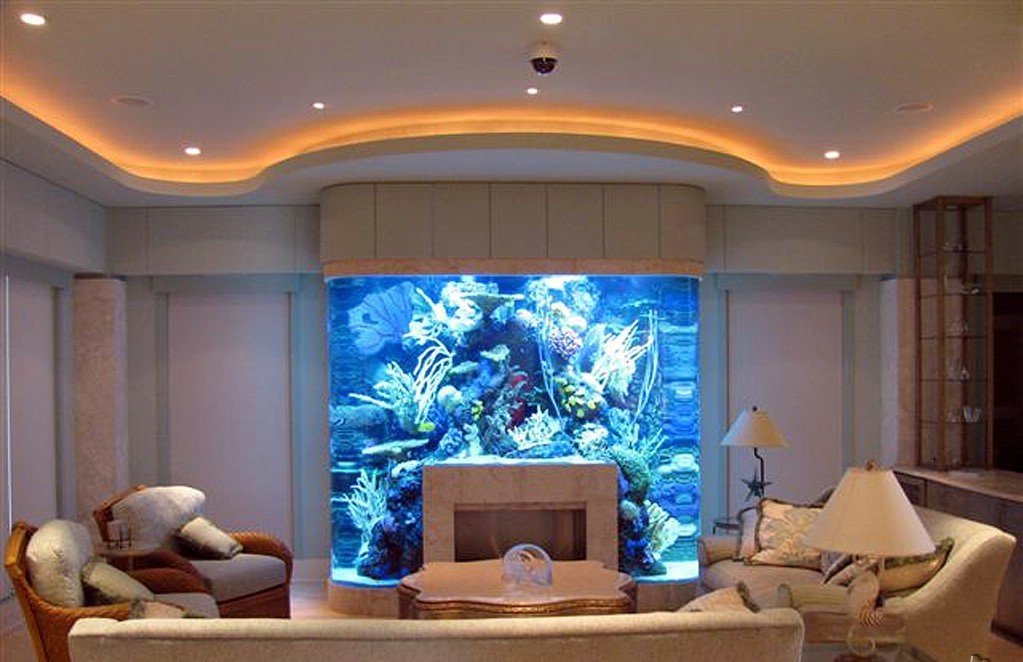 Woonkamer interieur met open haard en aquarium