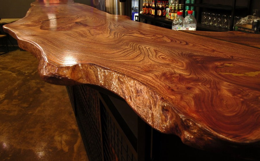 Πάγκος από μασίφ ξύλο στο μπαρ στο σαλόνι