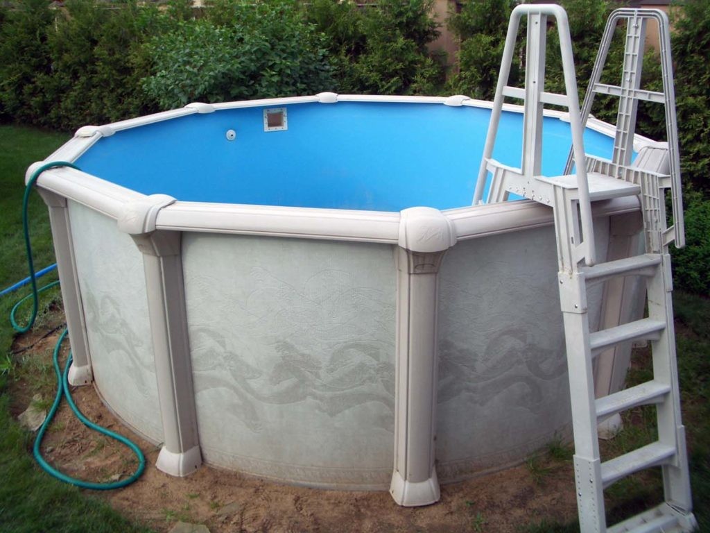 Pequena piscina circular com escadas
