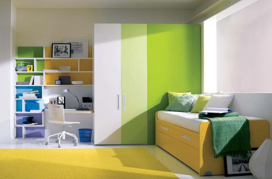 De combinatie van witte en groene kleuren in het interieur van de kinderkamer