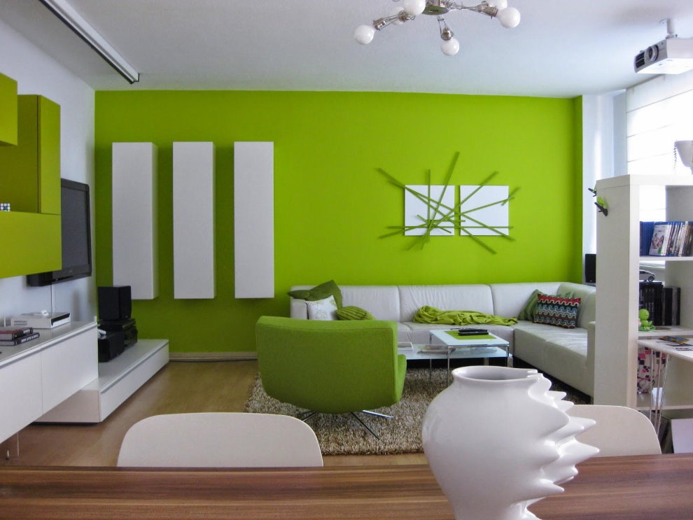 Dulapuri albe pe peretele verde al sufrageriei