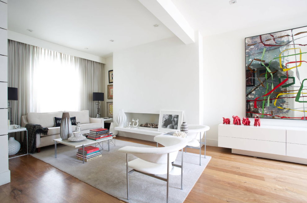 Fehér fotelek egy modern nappali