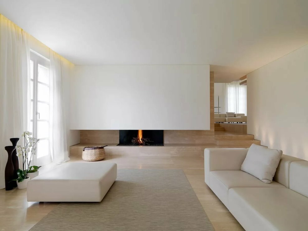 Fehér bútorok minimalista stílusú szobában.