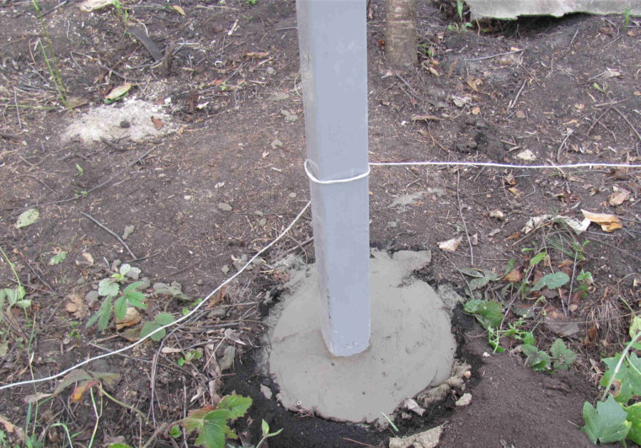 Concreting a metal pillar for a chain-link fence