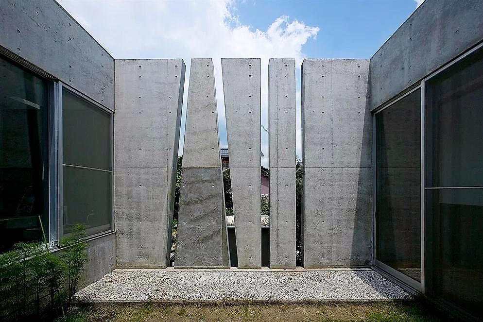 Estelas de concreto em uma horta de alta tecnologia